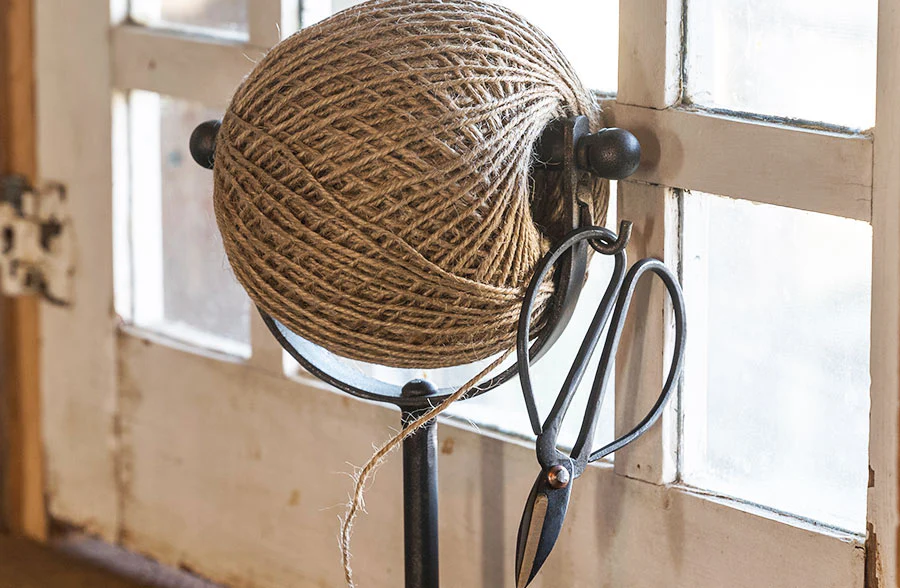 Spool Stand with Scissors